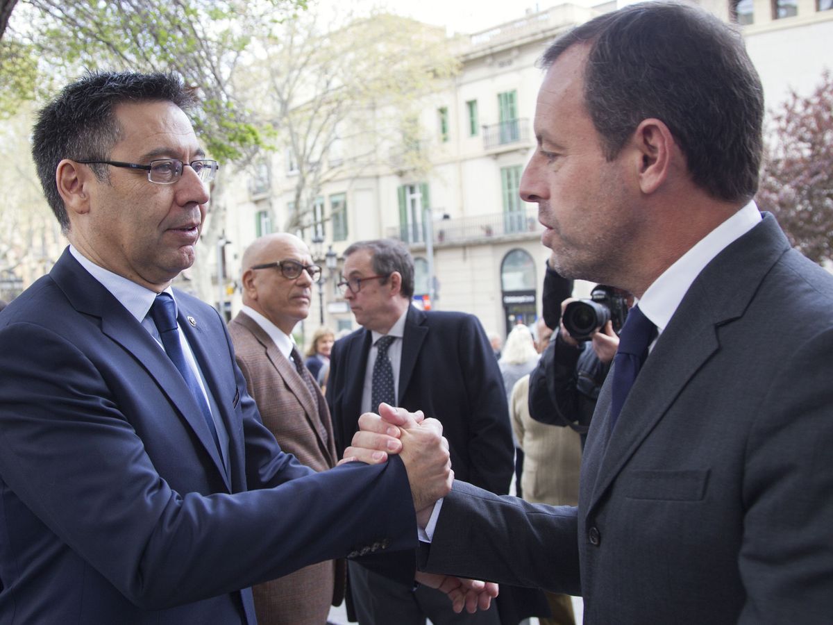 Foto: Los expresidentes del FC Barcelona, Josep M. Bartomeu y Sandro Rossell. (EFE/Marta Pérez)