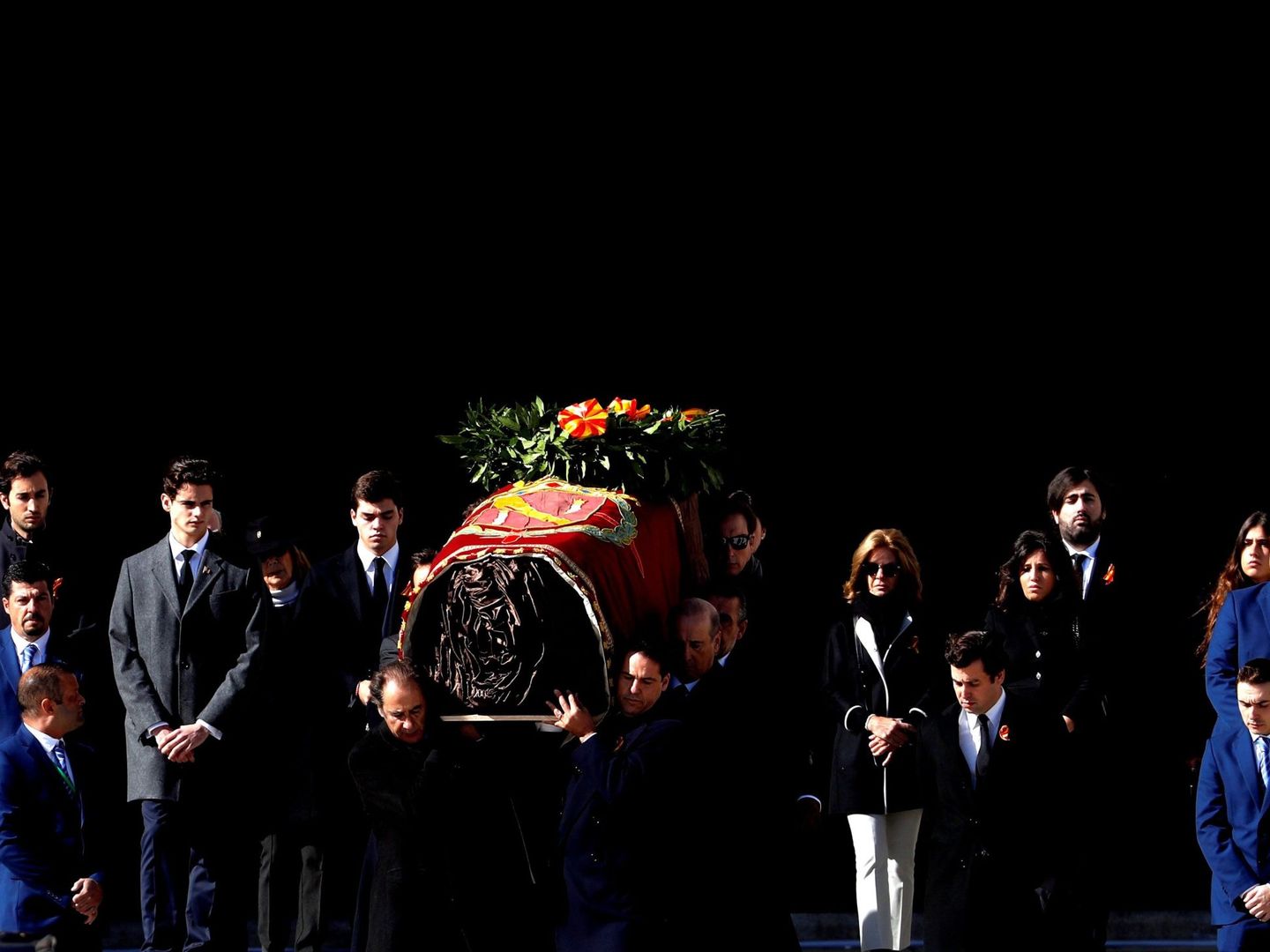 Familiares de Francisco Franco portan el féretro con los restos mortales del dictador tras su exhumación en la basílica del Valle de los Caídos, antes de su trasladado al cementerio de El Pardo-Mingorrubio para su reinhumación, el 24 de octubre, en San Lorenzo de El Escorial. EFE J.J. Guillén