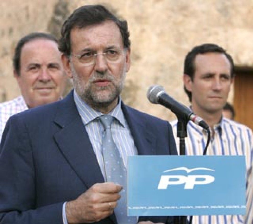 Foto: Rajoy visita las zonas afectadas por el vertido de fuel en Ibiza