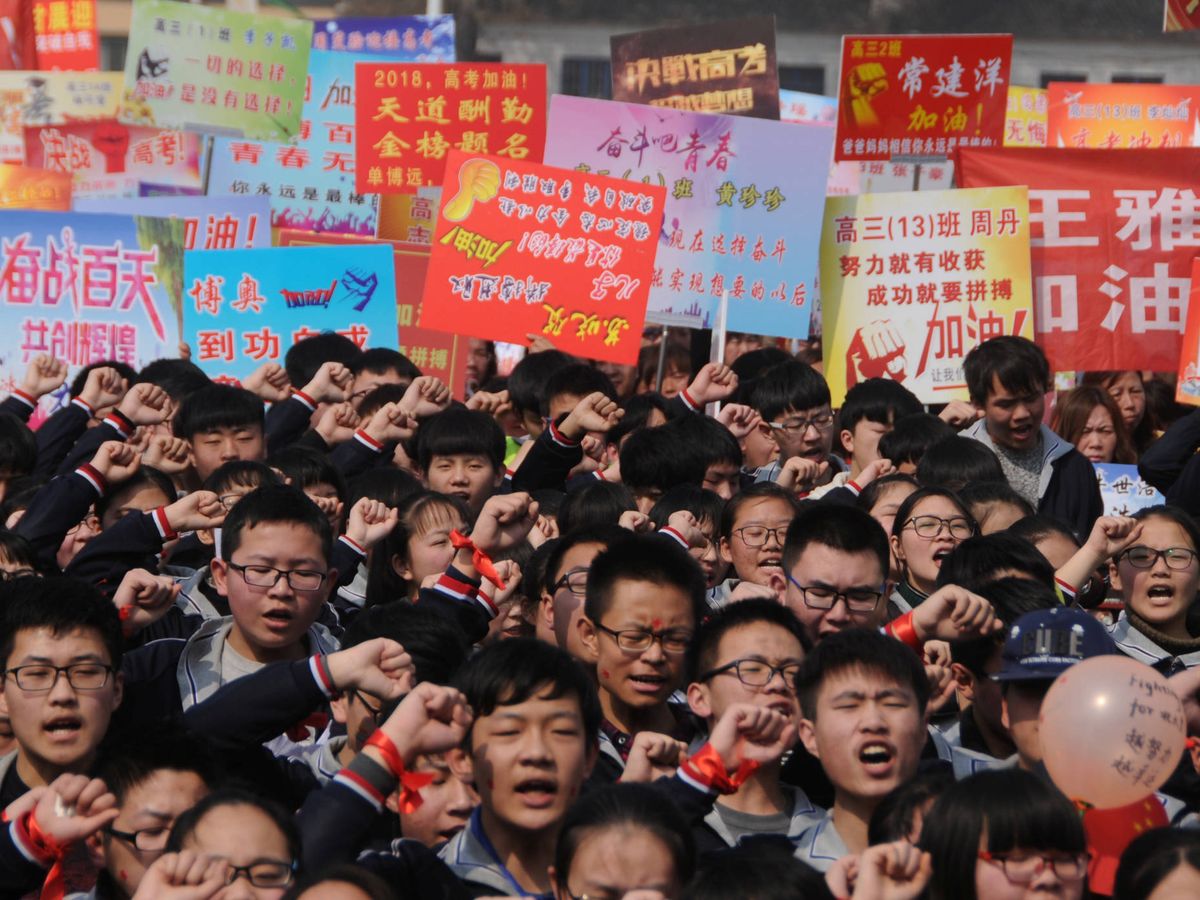 Foto: Estudiantes gritan durante una marcha antes de 'gaokao' en un instituto de Anyang, en la provincia china de Henan. (Reuters)