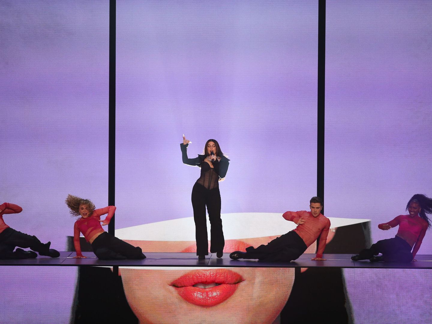 Mae Muller durante su actuación en la gran final del Festival de Eurovisión 2023. (EFE)