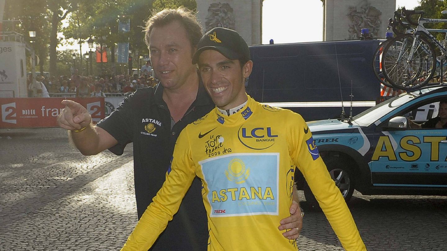 Johann Bruyneel junto a Alberto Contador tras la victoria del español en el Tour de Francia de 2009 con el Astaná, equipo que dirigía el belga. (EFE)