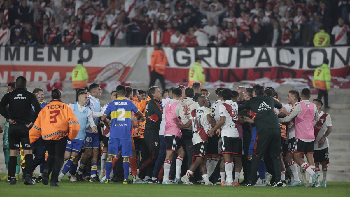 Pelea encarnizada entre el River y Boca tras la polémica celebración de un penalti en el Superclásico