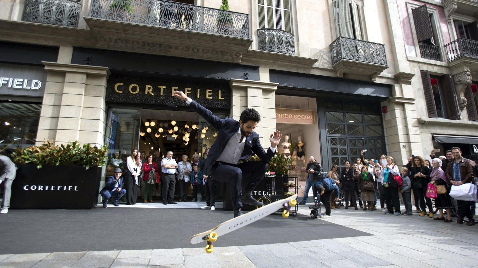 Foto: El 'skater' Lofti Lamaali, imagen de Cortefiel para su sastrería de hombre, en una demostración frente a una tienda de la firma de moda en Barcelona. (EFE)