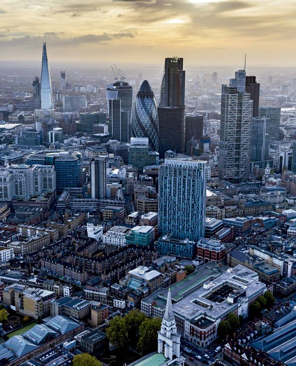 Imagen de la City de Londres, en la que destacan el 30 St. Mary Axe, el edificio alargado conocido como The Gherkin, o The Swiss Re Tower, en referencia a su propietario.  