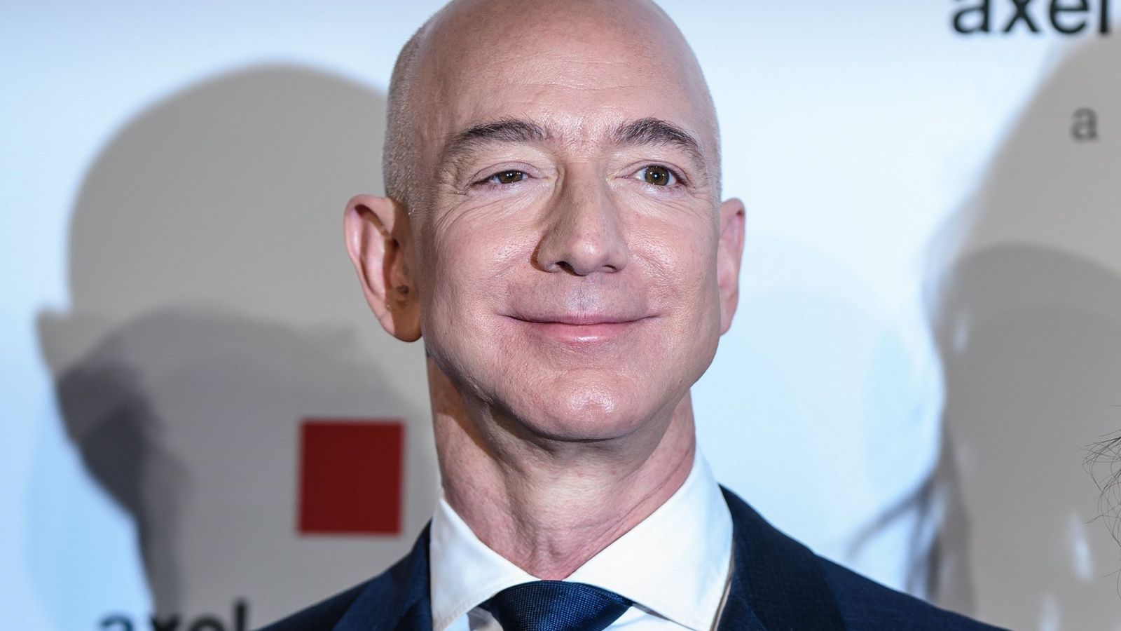 Foto: Jeff Bezos recibe el premio Axel Springer. (EFE)