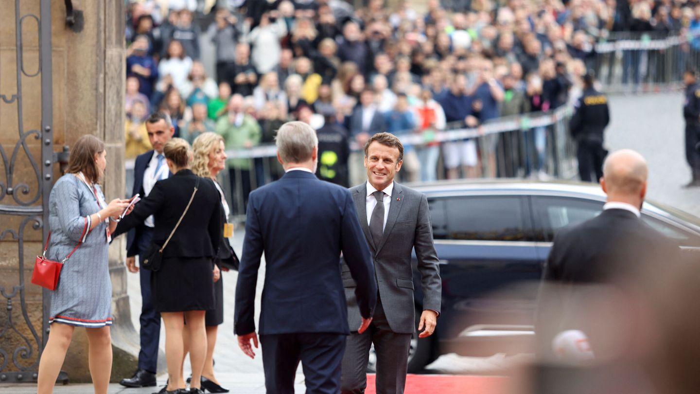 Emmanuel Macron llega a la cumbre de Praga. (EFE)