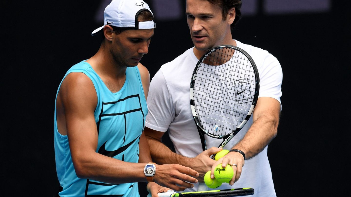 Rafael Nadal, junto a Carlos Moyá en Melbourne. (REUTERS)