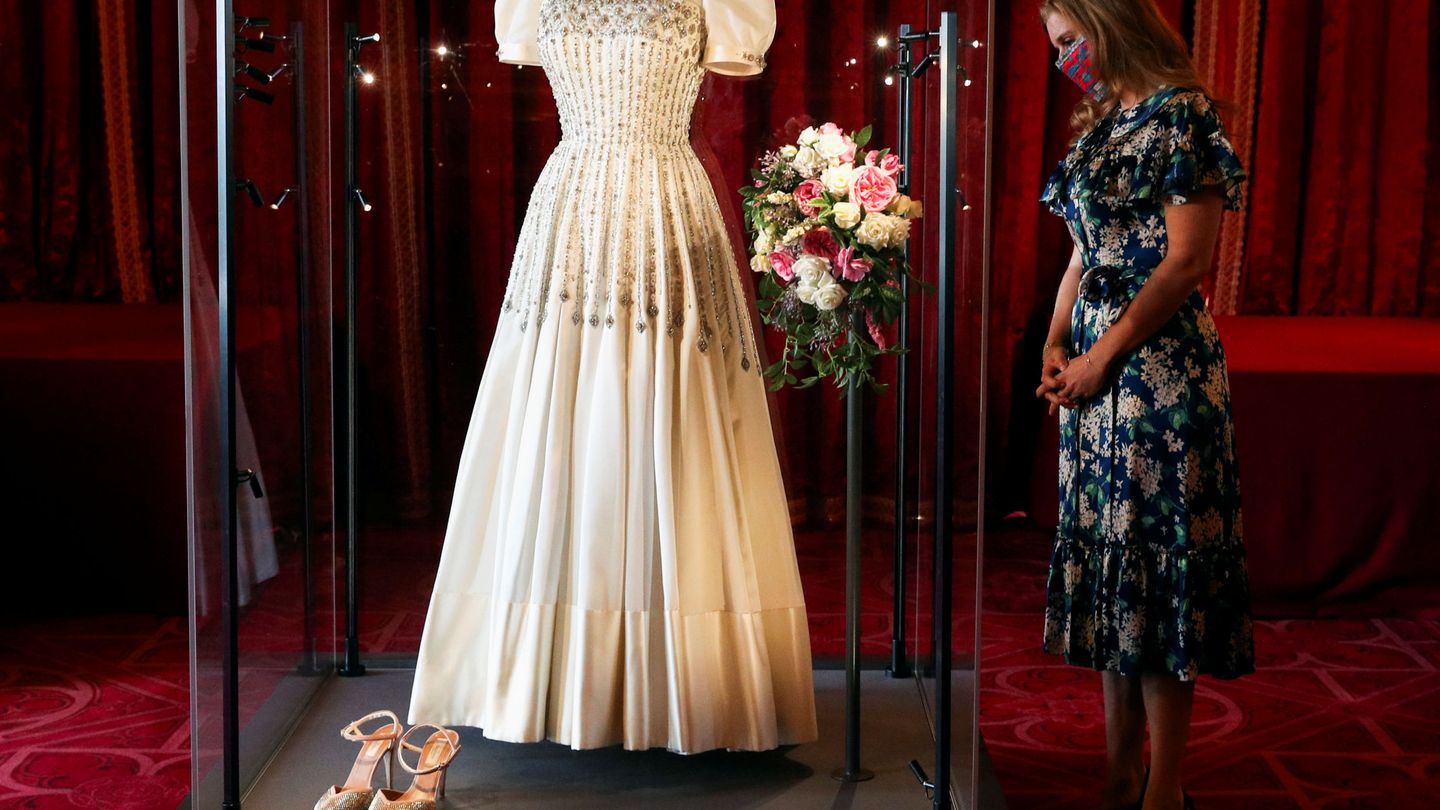 La princesa Beatriz, observando su vestido de novia. (Reuters)