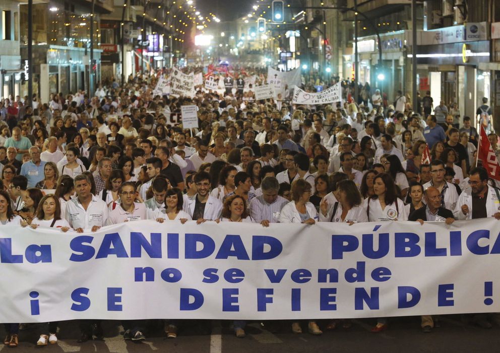 Foto: Manifestación que organizaciones y colectivos que forman parte de la Marea Blanca de Murcia por la Sanidad Pública