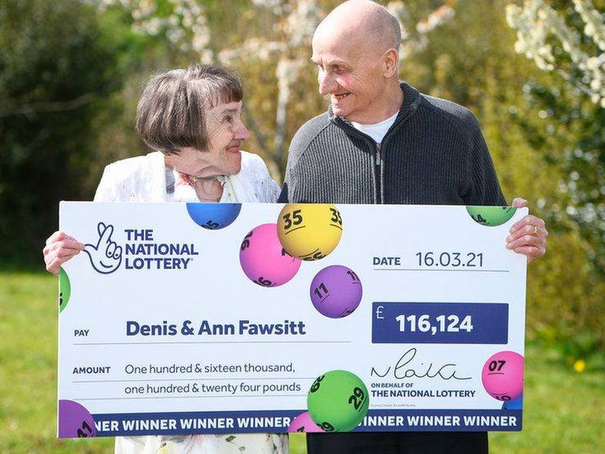 Foto: Denis y Ann Fawsitt, felices al recoger su premio de lotería (Camelot)