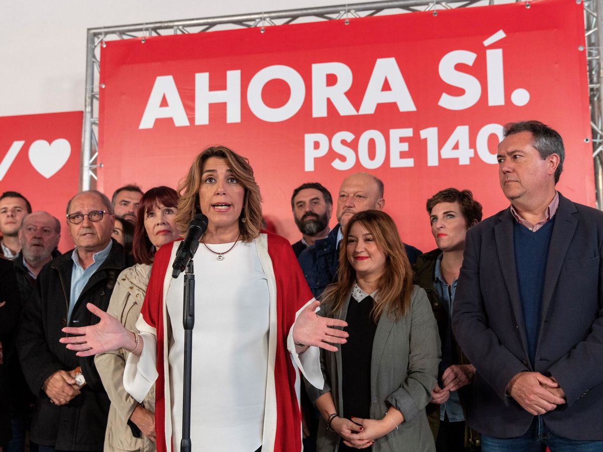 Foto: Susana Díaz, junto a miembros de su ejecutiva, en la pasada noche electoral del 10-N. (EFE)