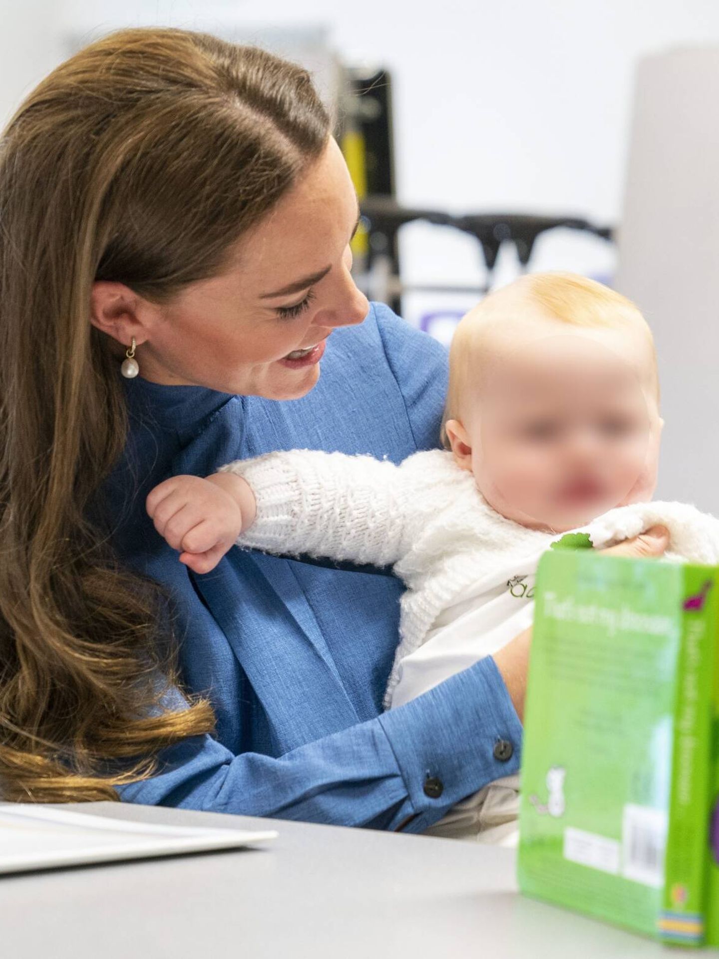 La duquesa de Cambridge 'bromea' sobre tener otro hijo después de coger en brazos a un bebé. (Cordon Press)