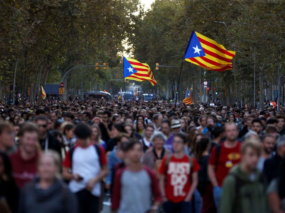 Foto: Estudiantes se manifiestan en las calles de Barcelona tras el fallo judicial. (Reuters)