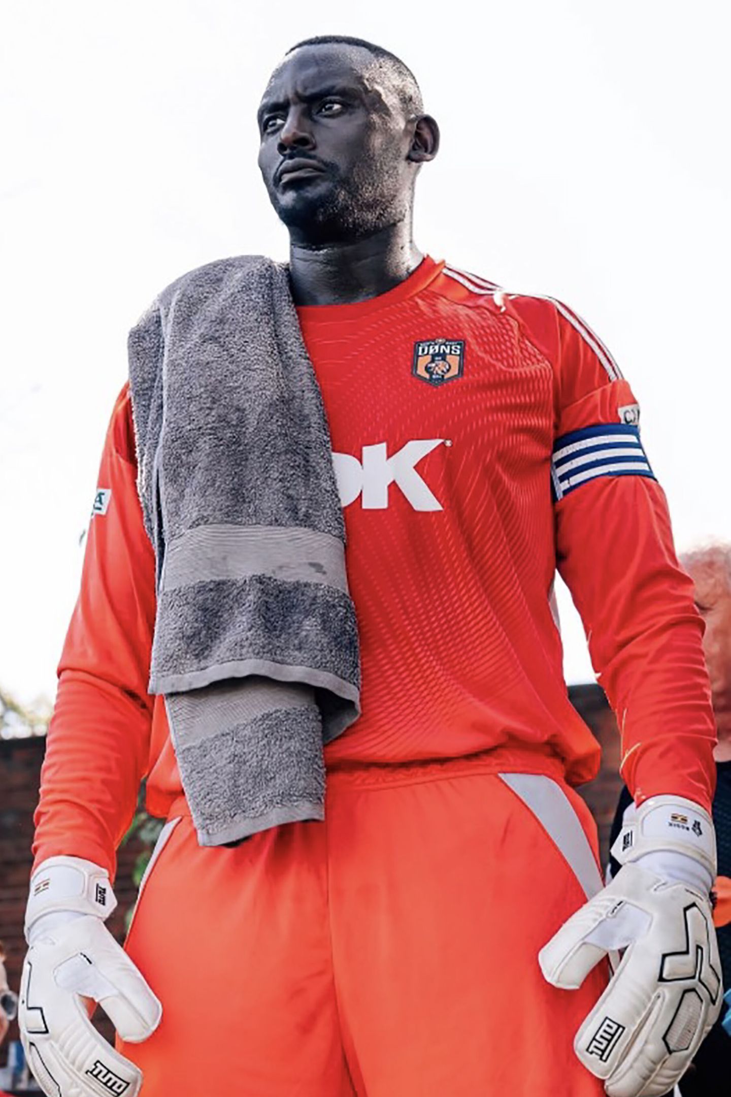 George Desmond Kamurasi, primo de fallecido rey, futbolista en Iglaterra. (EFE)