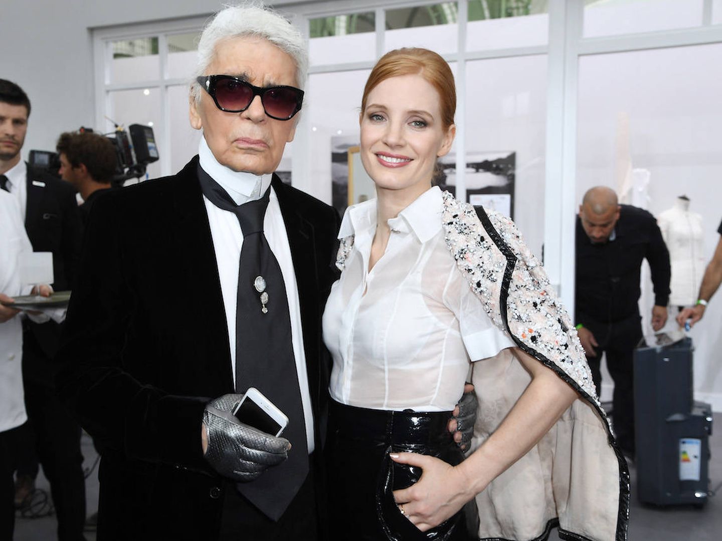 Lagerfeld, acompañado de la actriz Jessica Chastain en la Fashion Week de París. (Getty)