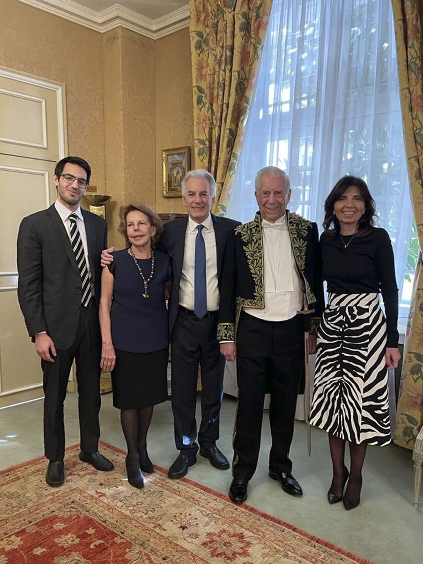 Mario Vargas Llosa, con parte de su familia. (EFE/Twitter/Álvaro Vargas Llosa)