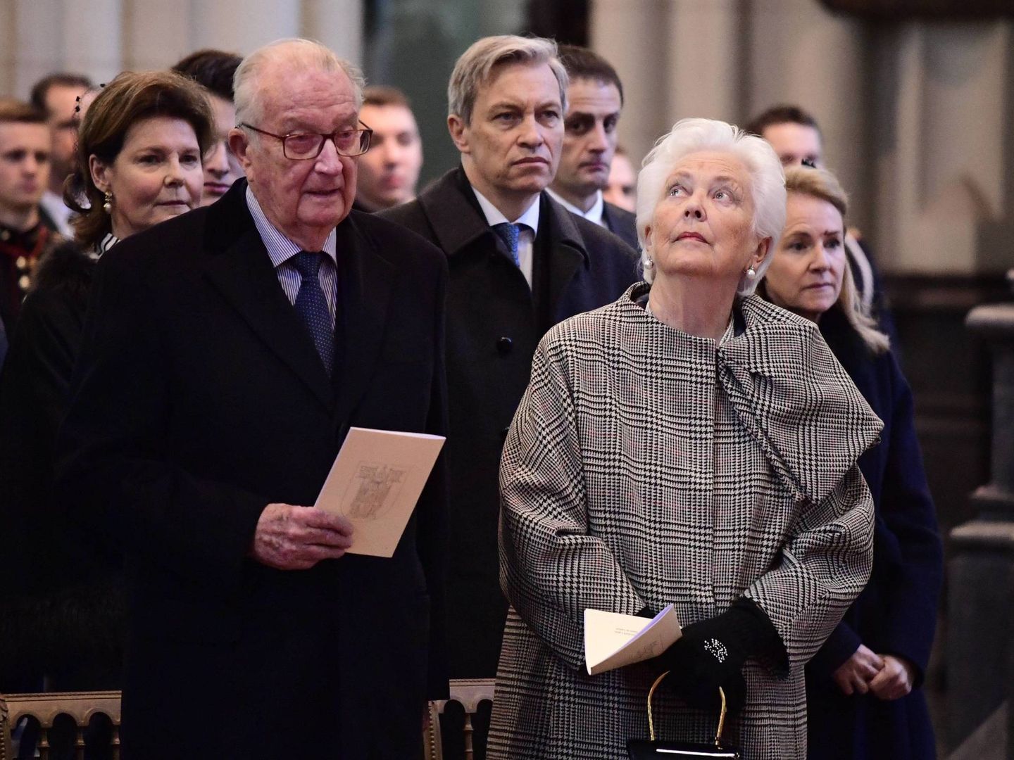 Los reyes Alberto y Paola de Bélgica, en la misa por los familiares difuntos. (Cordon Press)