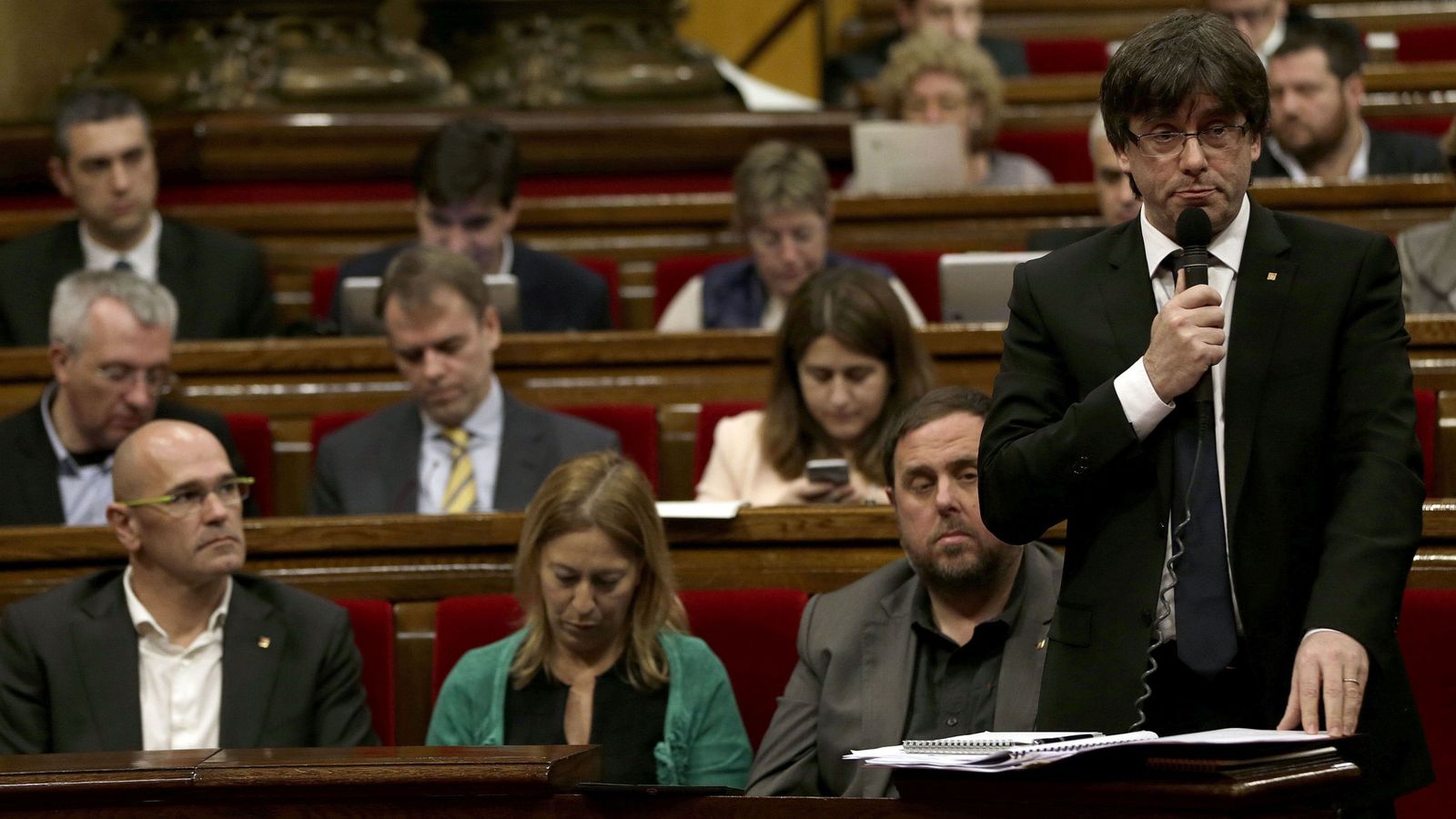 Foto: El presidente de la Generalitat, Carles Puigdemont, junto al consejero de Asuntos Exteriores, Raül Romeva. (Efe) 