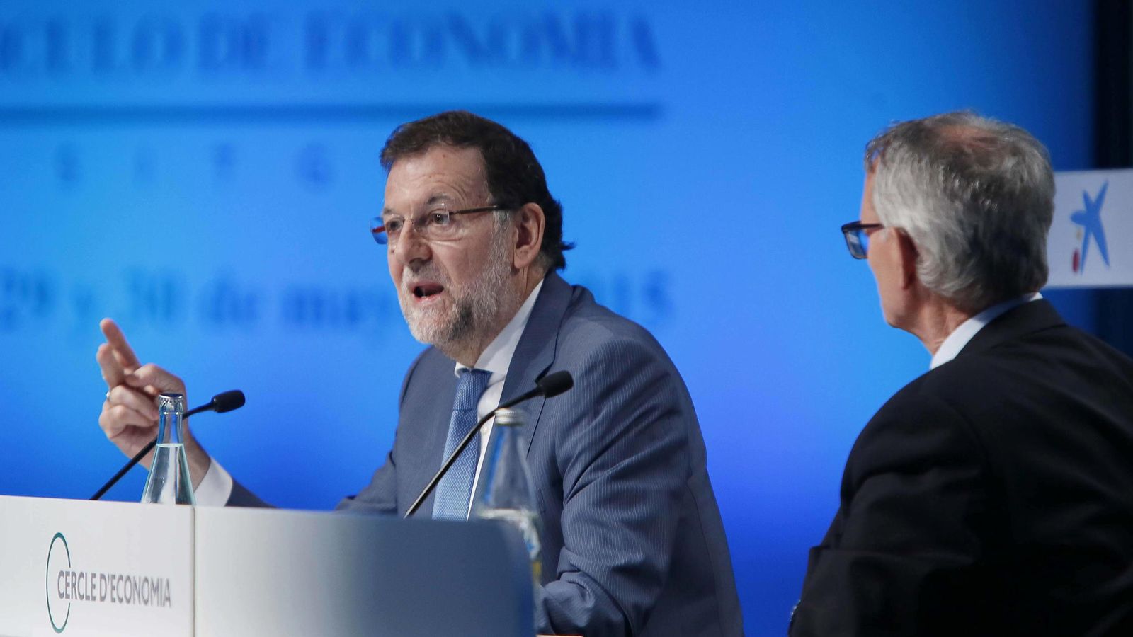 Foto: El presidente del Gobierno, Mariano Rajoy (i), junto al presidente del Círculo de Economía, Antón Costas. (Efe)