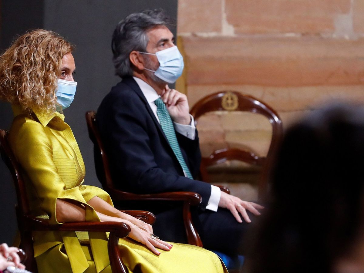 Foto: La presidenta del Congreso, Meritxell Batet, y el presidente del CGPJ, Carlos Lesmes, en los Princesa de Asturias. (EFE)