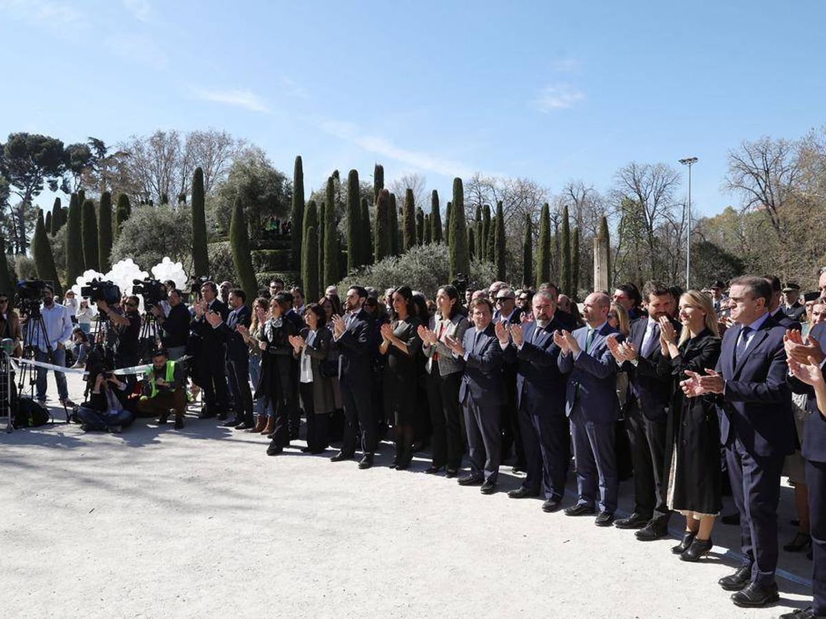 Foto: Concentración de dirigentes este 11 de marzo en El Bosque del Recuerdo. (Ayuntamiento de Madrid)