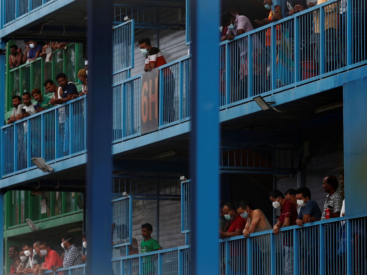 Foto: Trabajadores migrantes en Singapur. (Reuters)