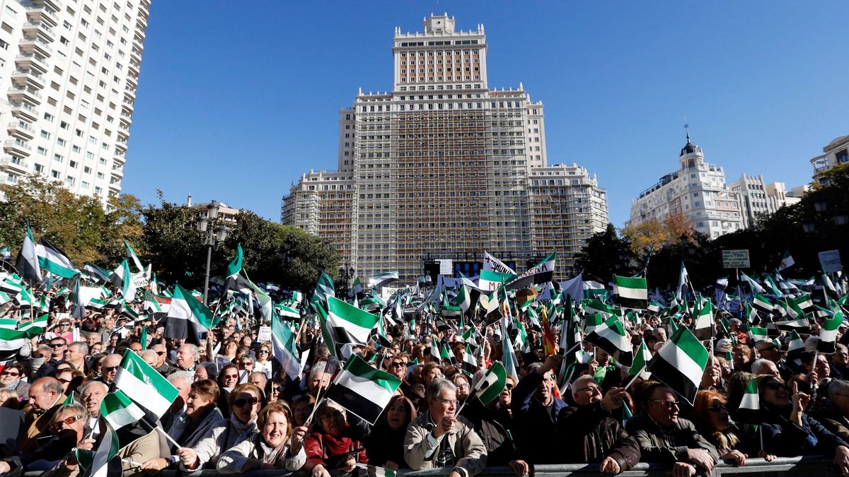 Miles de extremeños llenan la Plaza de España de Madrid para pedir un tren digno