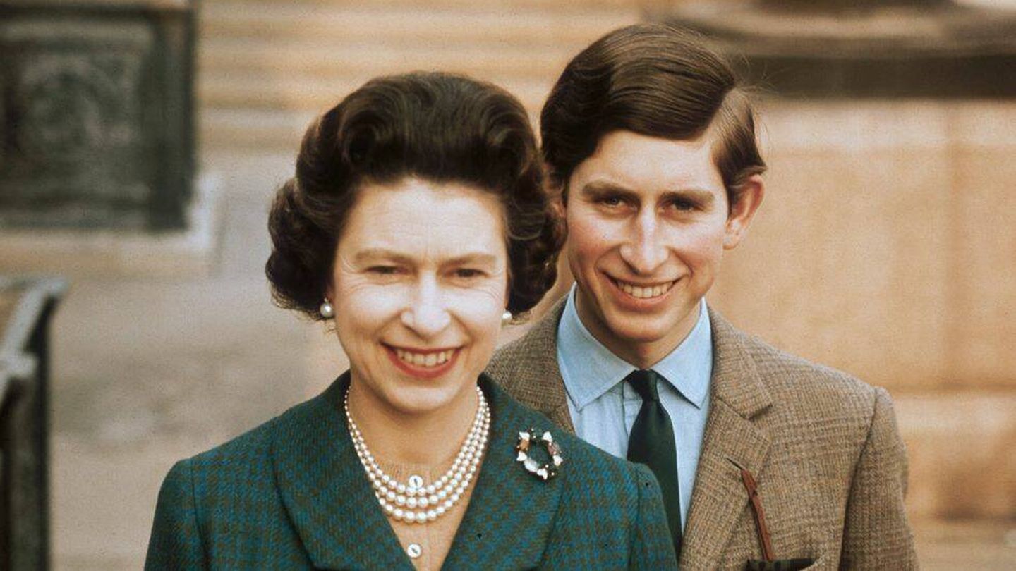  Isabel II, junto con el príncipe Carlos en el castillo de Windsor. Abril, 1969. (Getty)