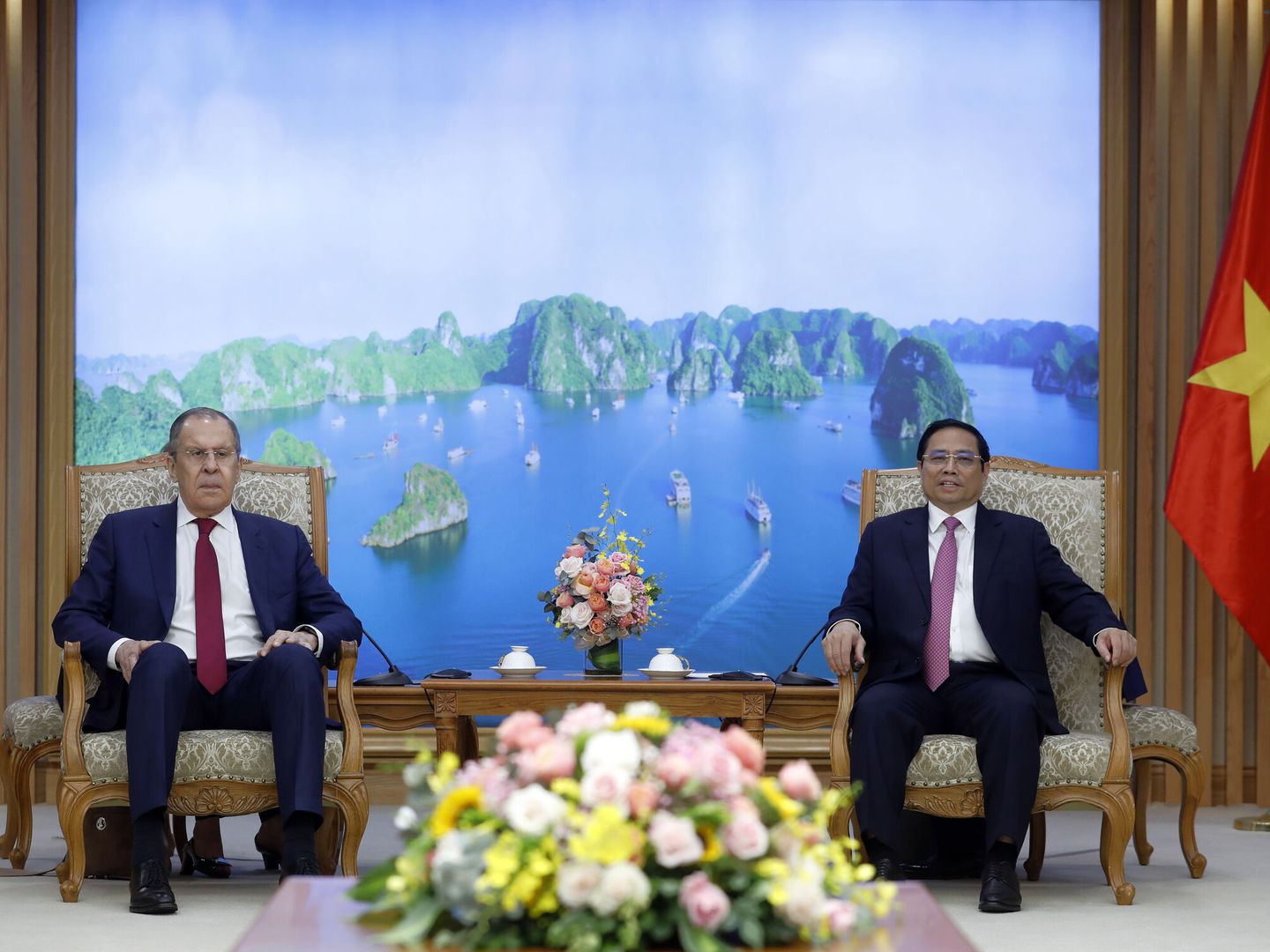 El ministro ruso de Exteriores, Serguéi Lavrov (i), junto al primer ministro vietnamita, Pham Minh Chinh, en Hanoi, Vietnam. (EFE/ Luong Thai Linh)