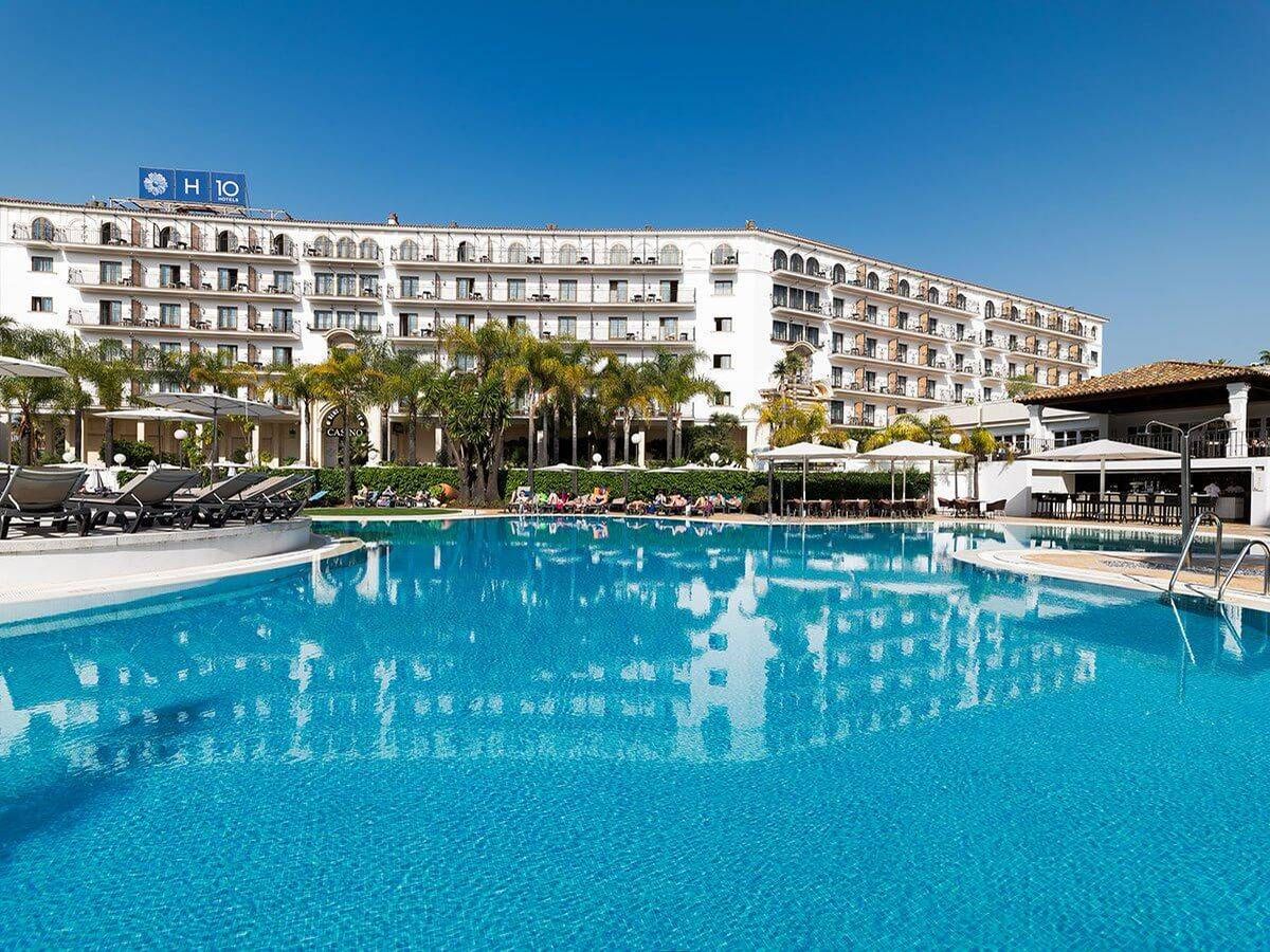 Foto: Vista de la piscina del hotel H10 Nueva Andalucía.