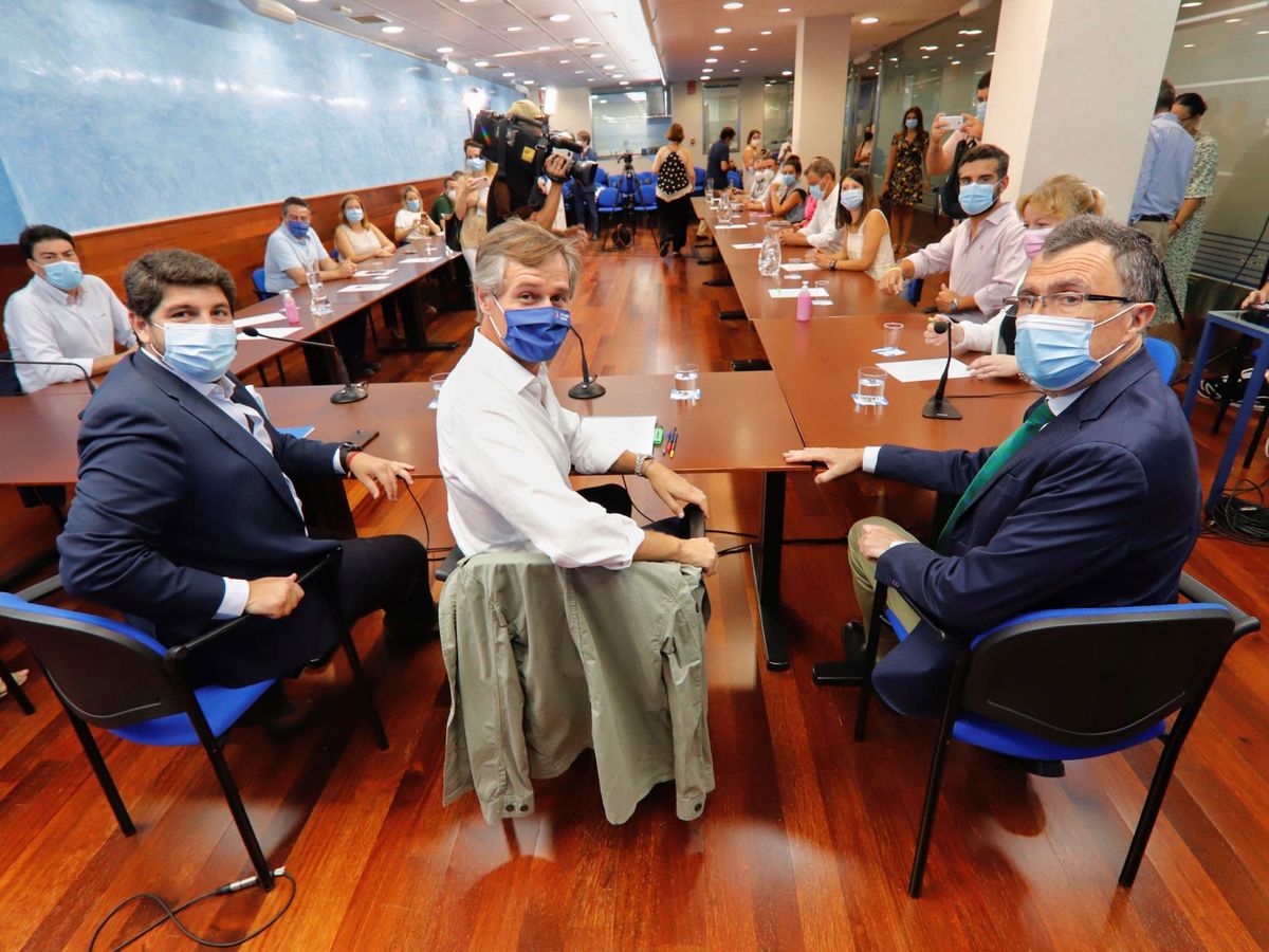 Foto: Imagen de la reunión, ayer en Murcia, contra el pacto de la FEMP. (EFE)