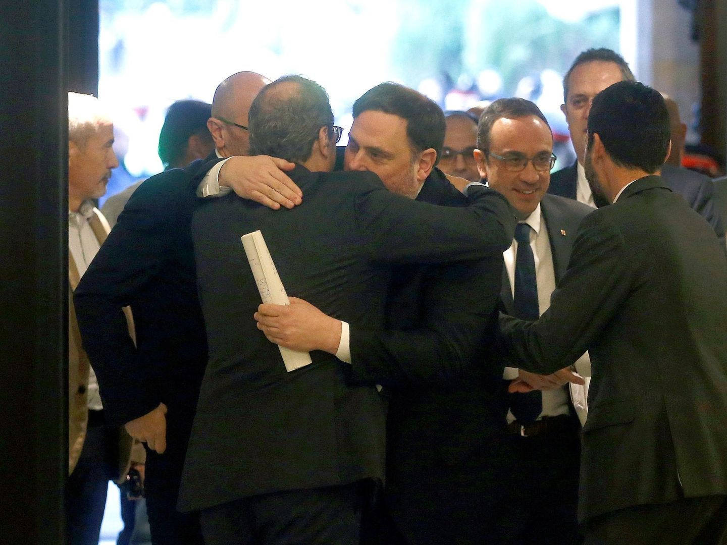 El exvicepresidente de la Generalitat, Oriol Junqueras (2i), saluda al presidente de la Generalitat, Quim Torra, a su llegada al Parlament. (EFE)