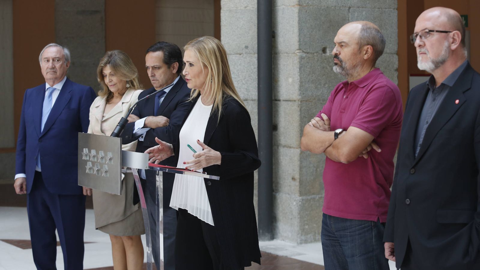 Foto: Cristina Cifuentes, con el actual presidente de la Cámara, Juan López Belmonte, a la izquierda. (EFE)