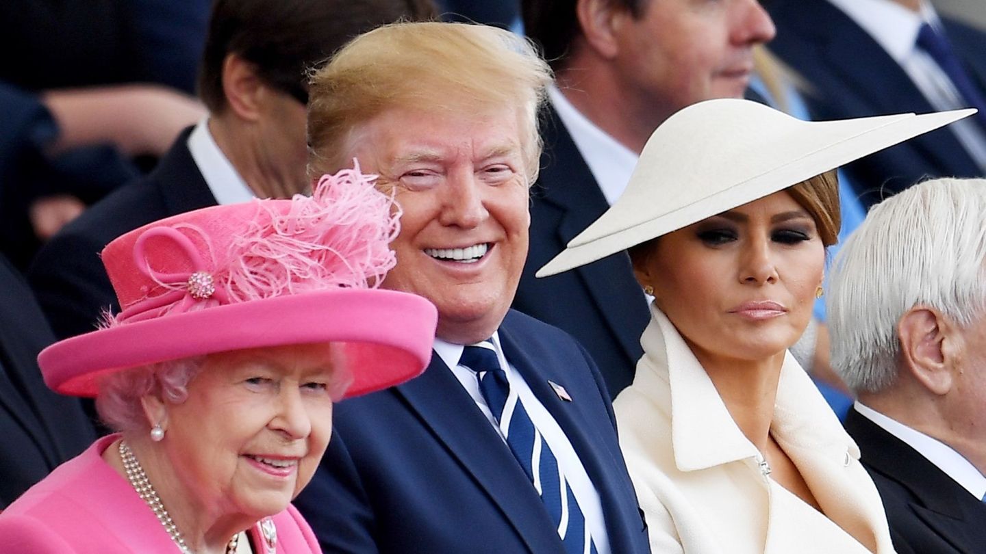 La reina Isabel II de Inglaterra junto a Donald Trump y Melania Trump. (EFE)