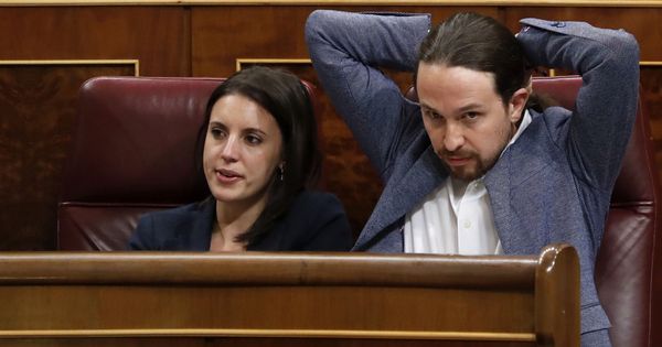Foto: El líder de Podemos, Pablo Iglesias, junto a la portavoz, Irene Montero. (EFE)