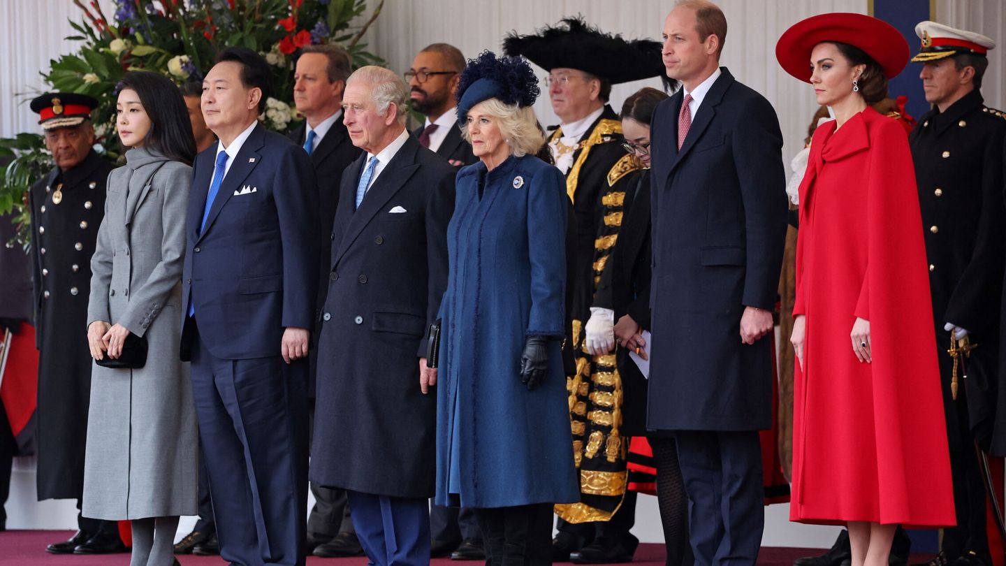 El rey Carlos, la reina Camila y los príncipes de Gales junto al líder de Corea del Sur y su mujer. (Reuters)