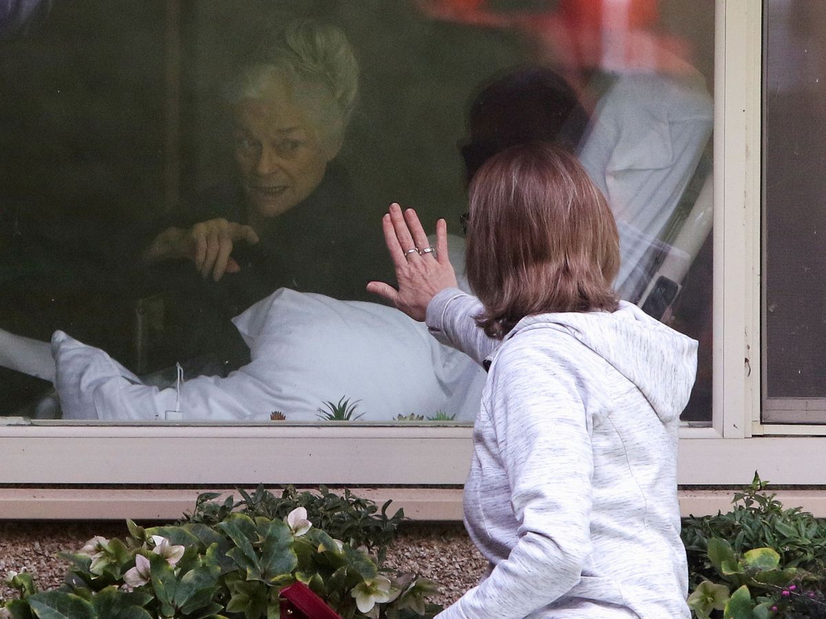 Foto: Visita a una mujer que ha dado positivo por coronavirus en Kirkland, Seattle. (Reuters)
