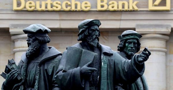 Foto: Estatuas a la puerta de una oficina de Deutsche Bank. (Reuters)