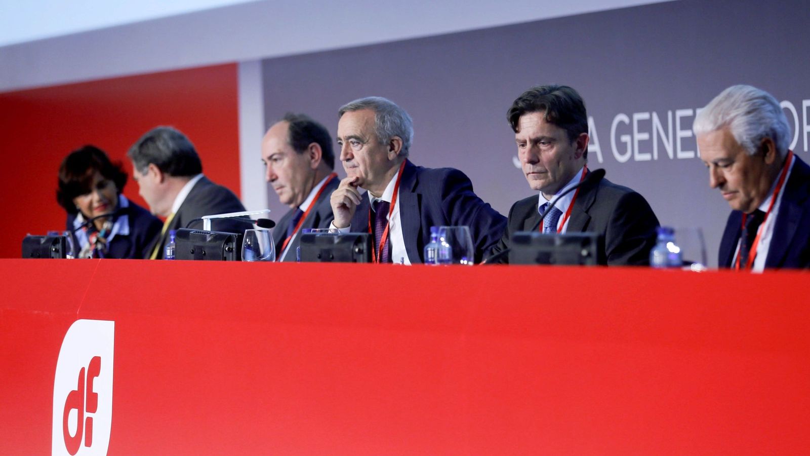 Foto: El presidente de Duro Felguera, Acacio Rodríguez (3d), durante la reunión de la junta de accionistas 
