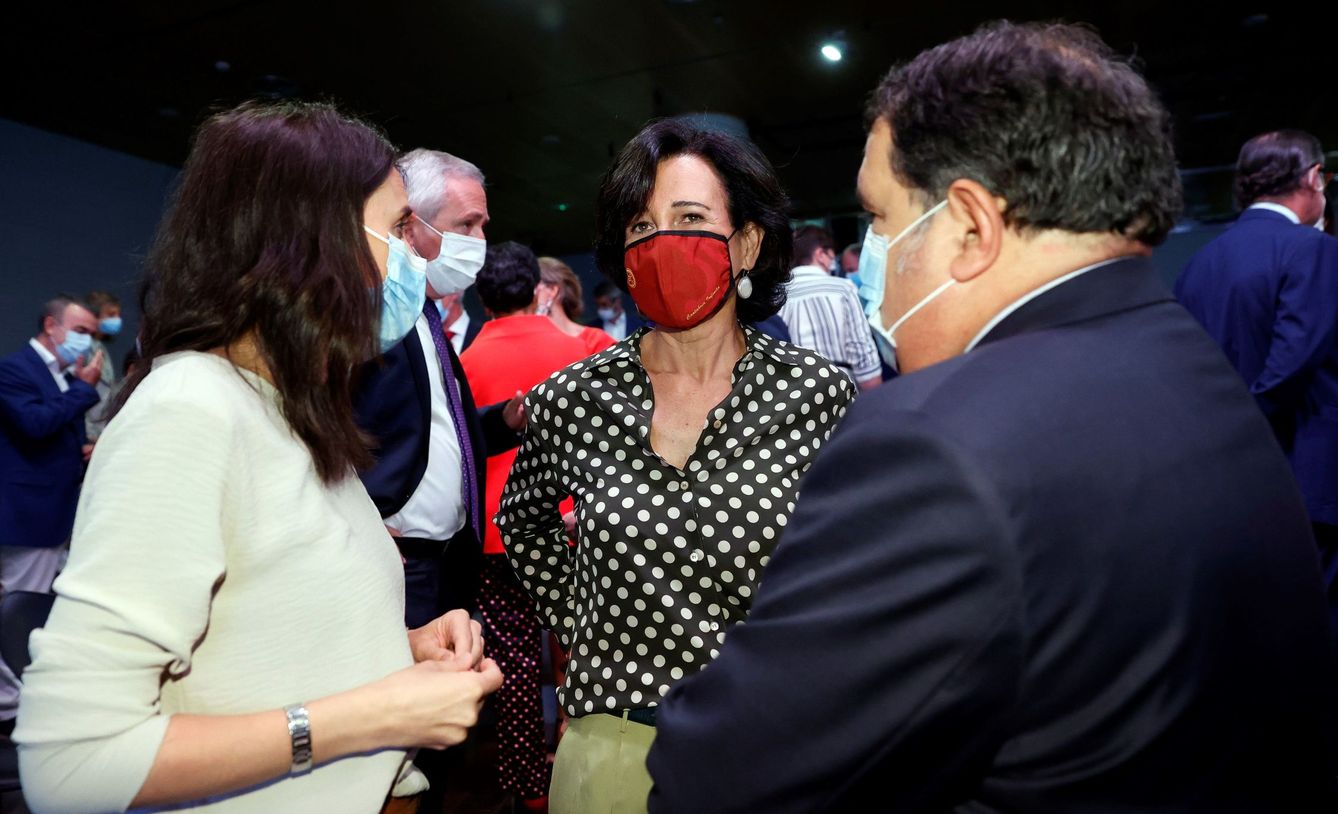La ministra de Igualdad, Irene Montero (i), conversa con la presidenta del Banco Santander, Ana Patricia Botín (d), tras la conferencia de Pedro Sánchez. (Pinche para ver el álbum)