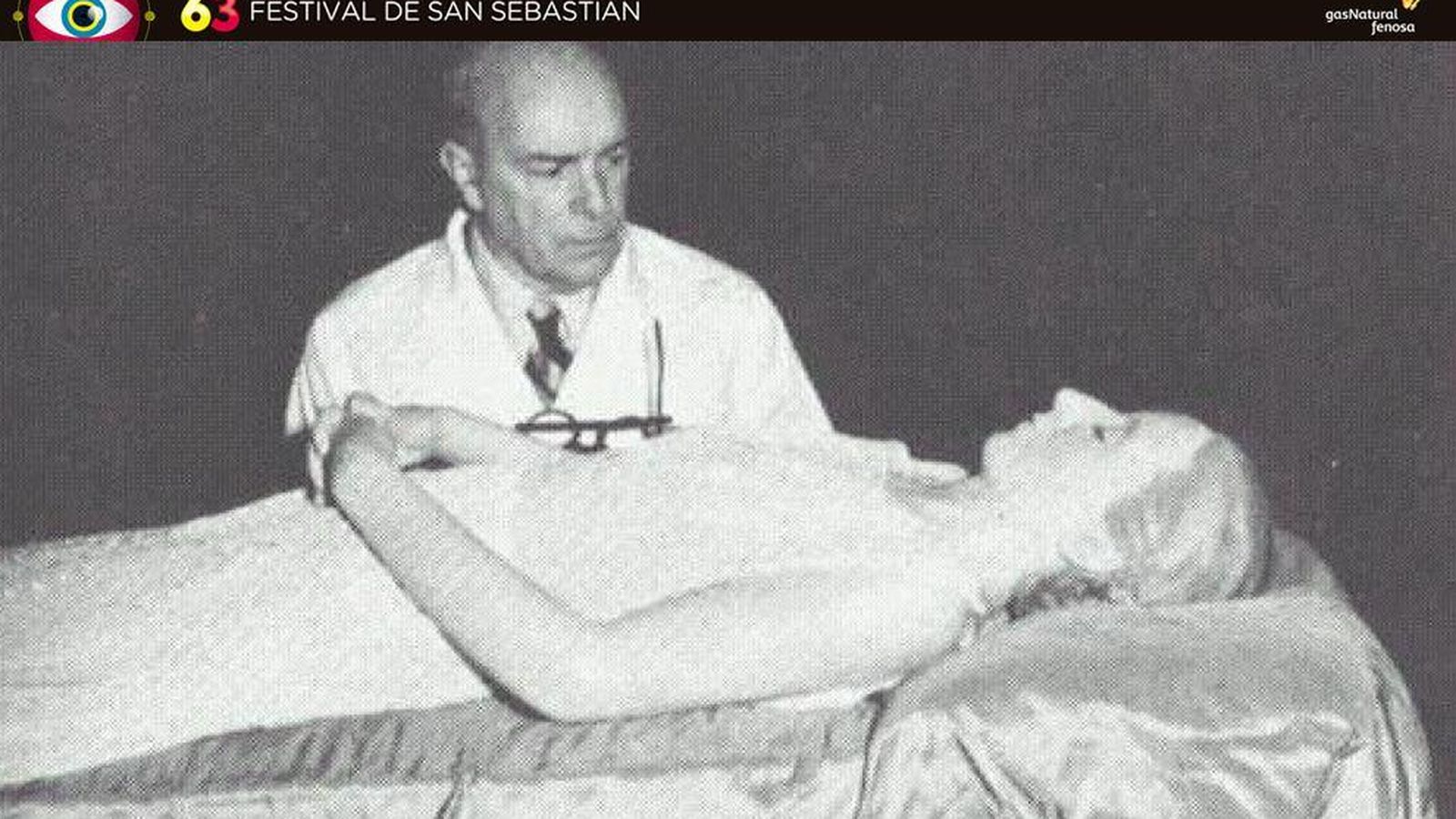Foto: El doctor Pedro Ara con el cadáver de Eva Perón