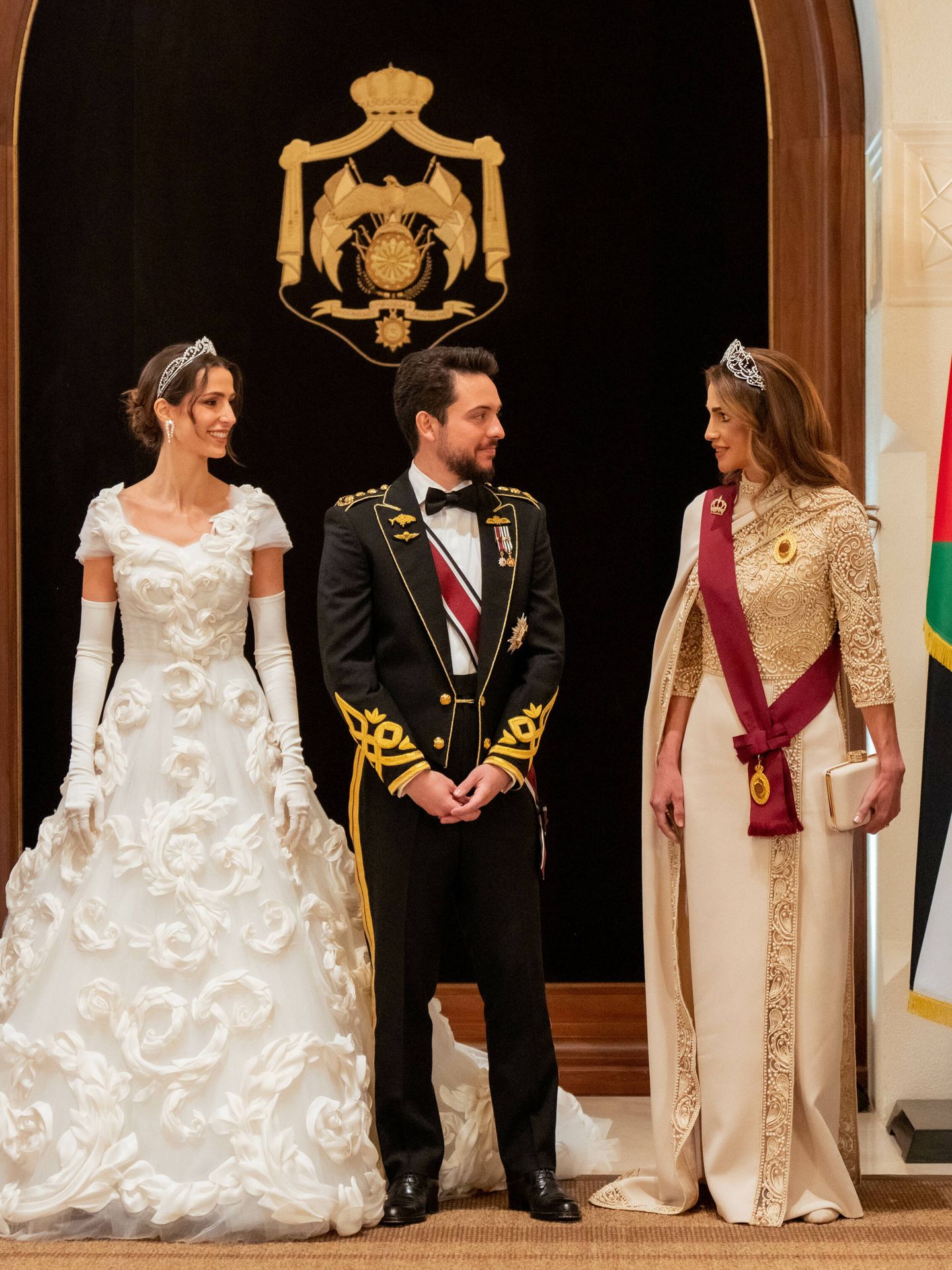 Rania de Jordania, el príncipe Hussein y Rajwa al Saif. (Gtres) 