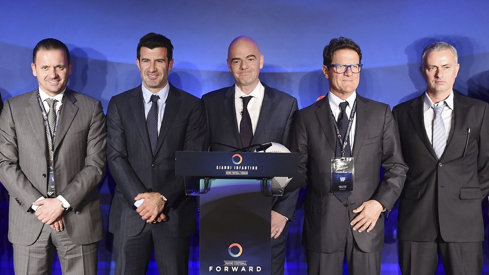 Foto: De izquierda a derecha: Mijatovic, Figo, Infantino, Capello y Mourinho (Andy Rain/Efe)