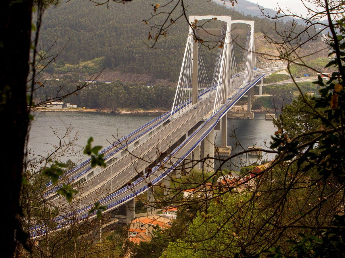 Foto: La AP-9 a su paso por el Puente de Rande, el lugar desde donde se suicidó el hombre (EFE)