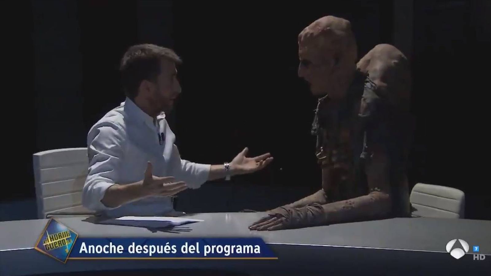 Foto: Pablo Motos junto a el monstruo de 'El hormiguero'. (Antena 3)