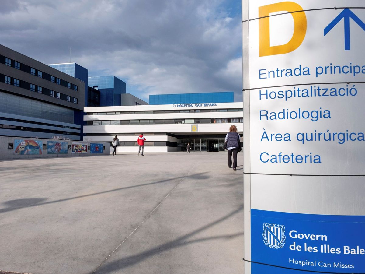Foto: Vista de la entrada del Hospital de Can Misses en Ibiza. (EFE/Sergio G. Cañizares)
