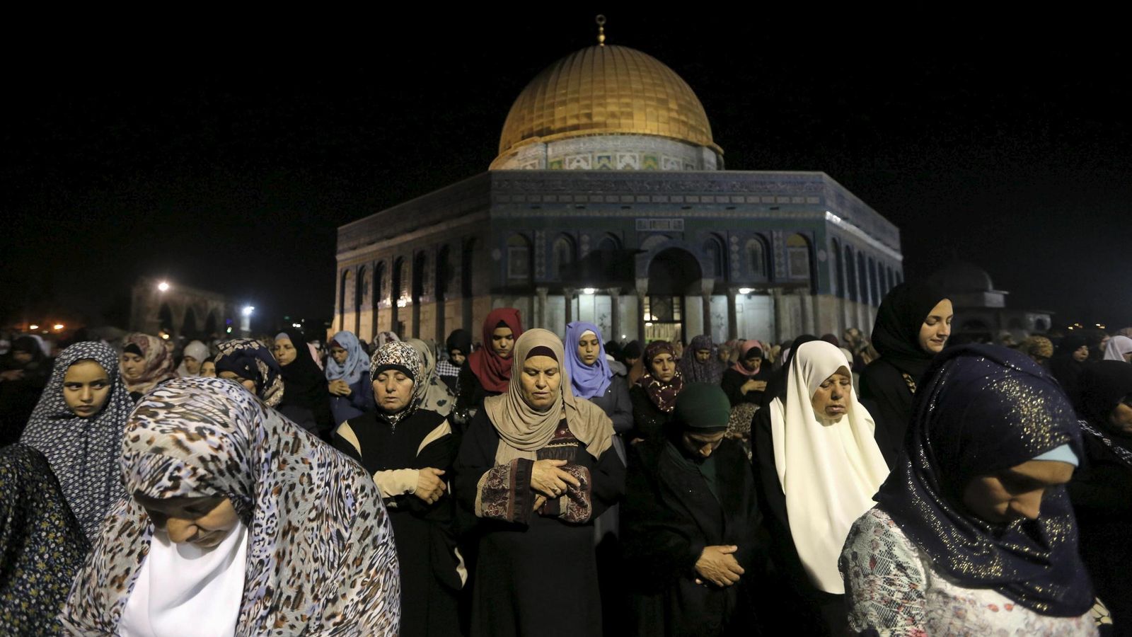 Foto: Fieles musulmanas rezan en frente de la Cúpula de la Roca, en la Explanada de las Mezquitas, en Jerusalén, el 13 de julio de 2015 (Reuters). 