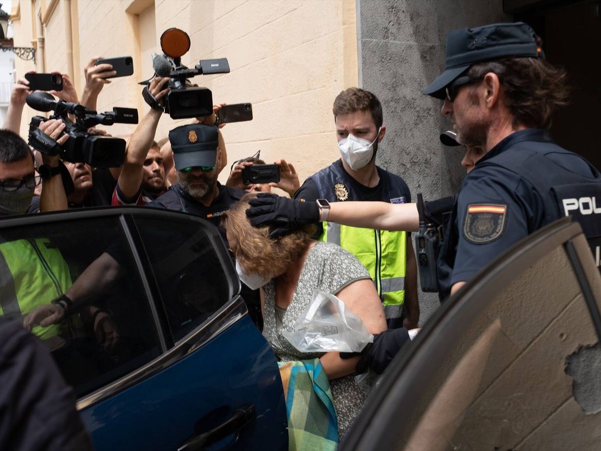 Foto: La alcaldesa de Sitges, Aurora Carbonell, durante su detención por malversación y prevaricación.