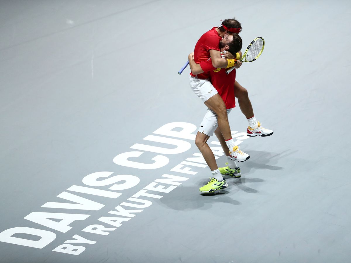 Foto: Nadal y Granollers se abrazan tras ganar a Argentina el tercer partido de cuartos. (Reuters)